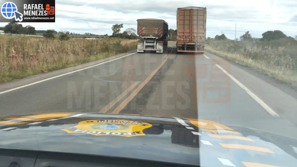 PRF flagra carreta de 74 toneladas realizando ultrapassagem proibida em São Vicente do Sul
