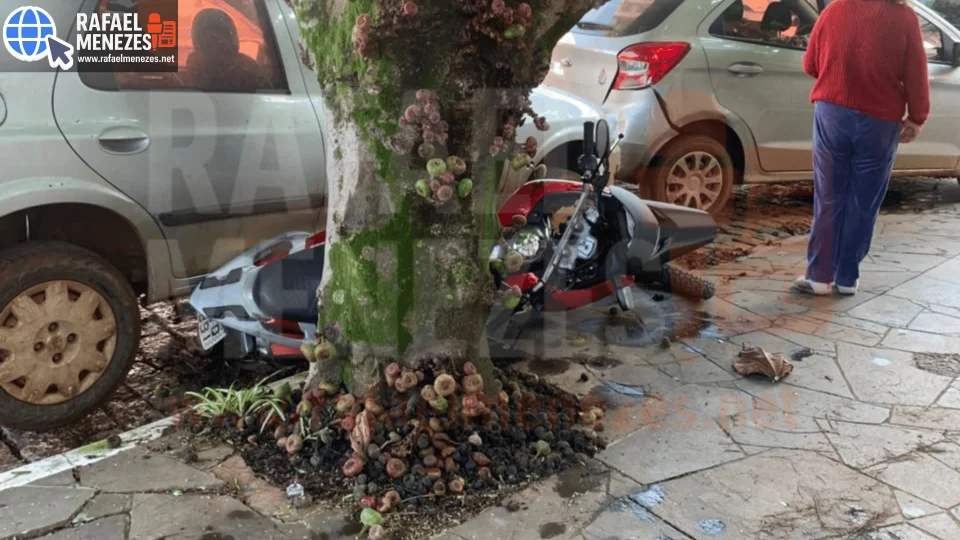 Prisma desgovernado atinge carro e motocicleta estacionados em Restinga Sêca