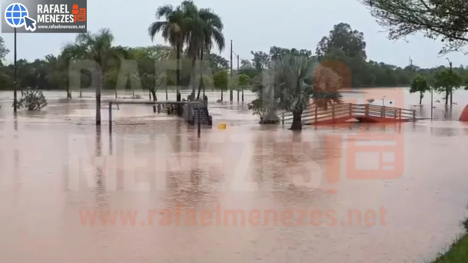 Rio Jacuí alaga Parque Histórico de Dona Francisca e Defesa Civil emite alerta de inundação