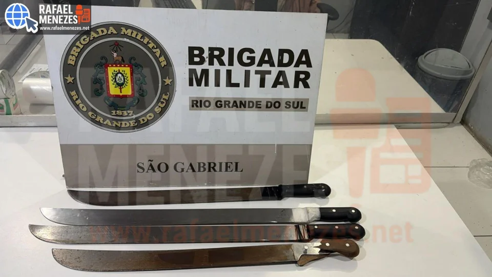 Adolescentes são abordados com quatro facões durante patrulhamento no Centro de São Gabriel