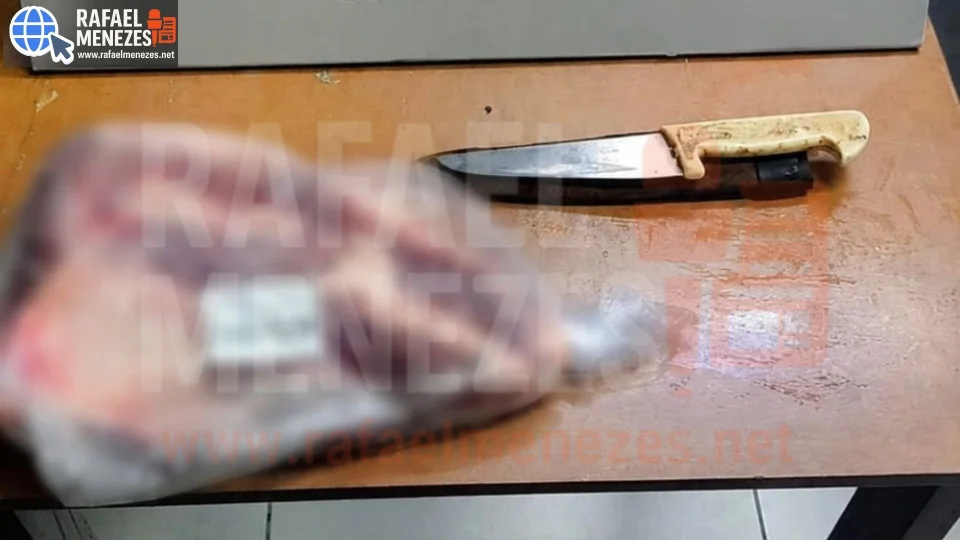 Homem é preso após roubo de mercadorias e ameaça com faca em supermercado em Santiago