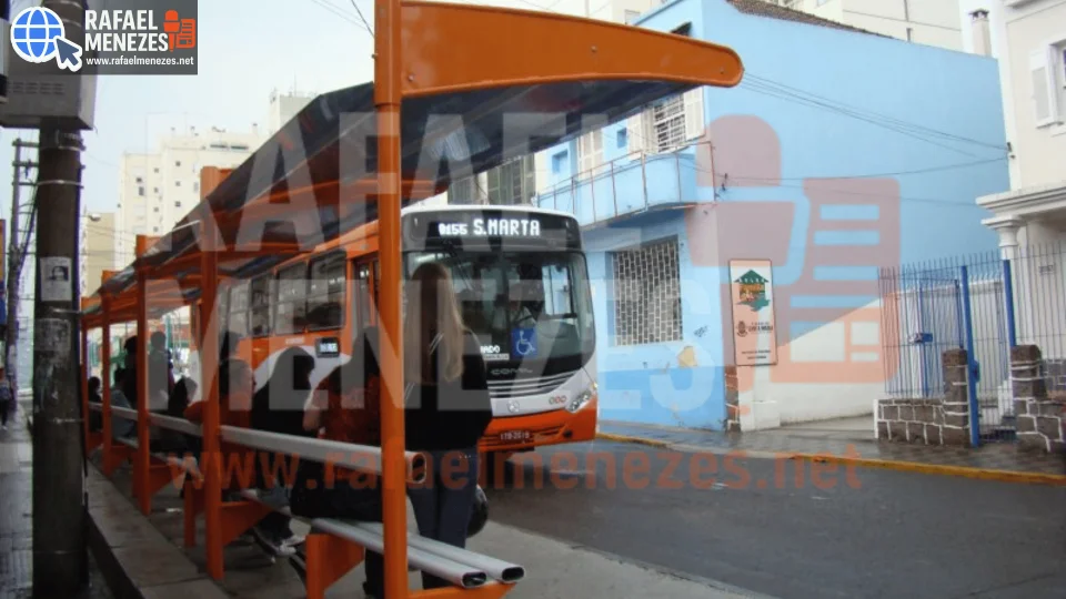 Homem armado com faca assalta ônibus e rouba dinheiro em Santa Maria