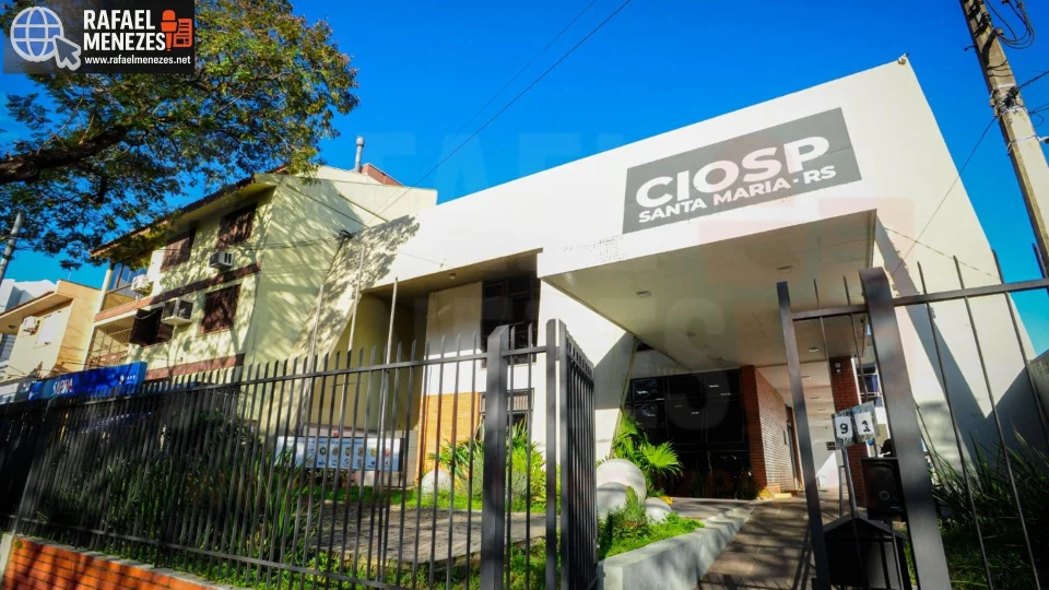 Mulher suspeita de furtar celular ateia fogo em cobertor dentro de cela da DPPA, em Santa Maria