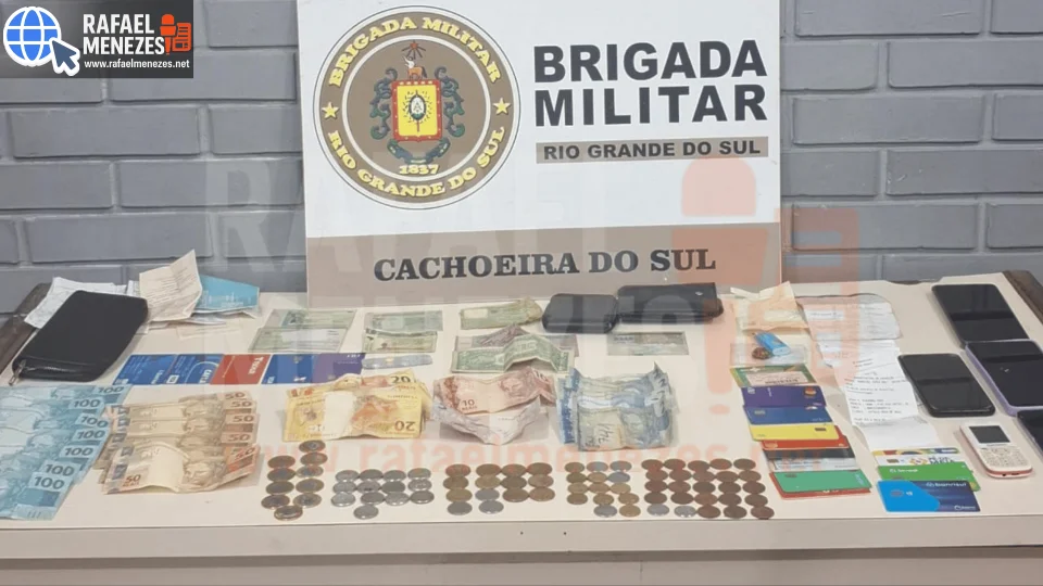 Trio é preso com celulares, cartões bancários e dinheiro após série de furtos em Cachoeira do Sul