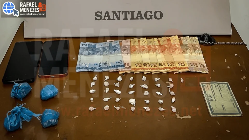 Homem é preso por tráfico de drogas após tentar fugir pelos telhados em Santiago