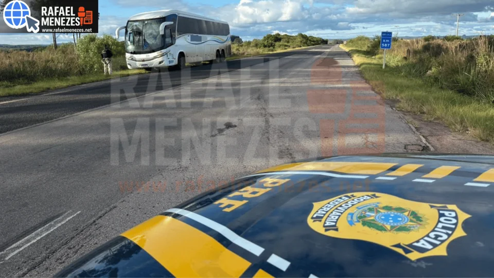 PRF prende mulher em ônibus após furtar celular de idoso