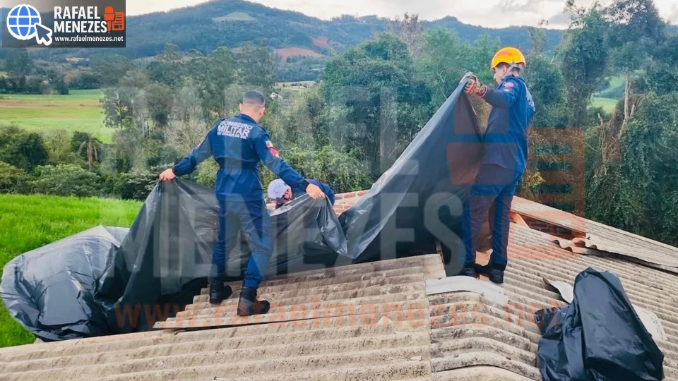 Chuva provoca alagamentos, destelhamentos e deixa localidades ilhadas em Santa Maria