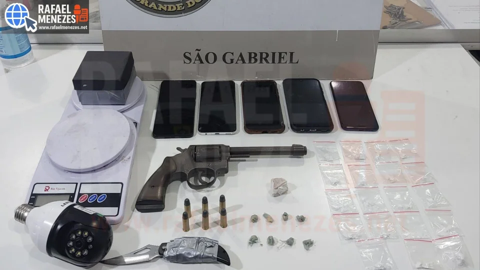 Mulher é presa e adolescente apreendido com arma e drogas em São Gabriel