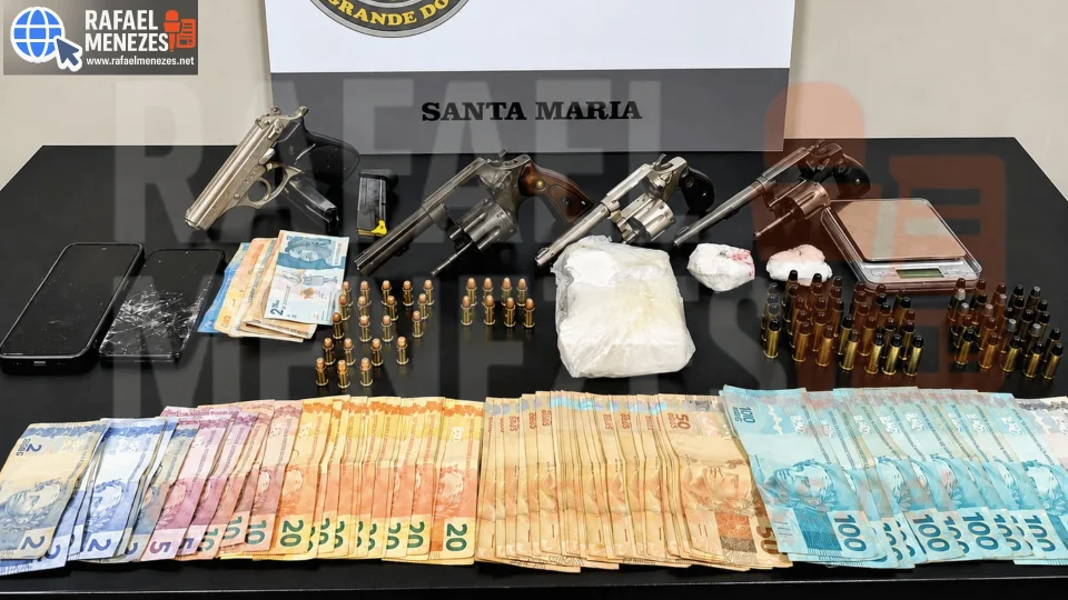 Homem é preso com quatro armas, drogas e munições no bairro Boi Morto em Santa Maria
