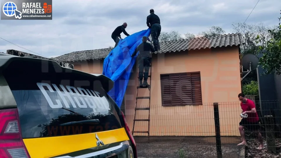 2º BPChq auxilia famílias após chuva de granizo e reforça segurança em áreas atingidas em Santiago