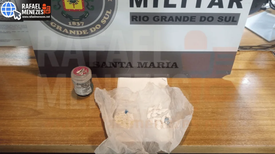 Homem é preso com 17 porções de cocaína após tentativa de fuga em Santa Maria