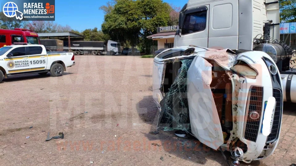 Mulher fica ferida após colisão entre carro e caminhão na BR-392 em São Sepé