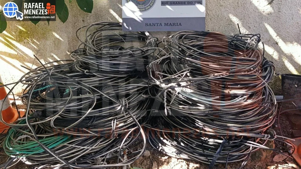Cabos de energia são retirados de ligação clandestina em área irregular no bairro Caturrita em Santa Maria