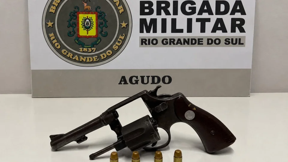 Adolescente é apreendido com revólver em Agudo