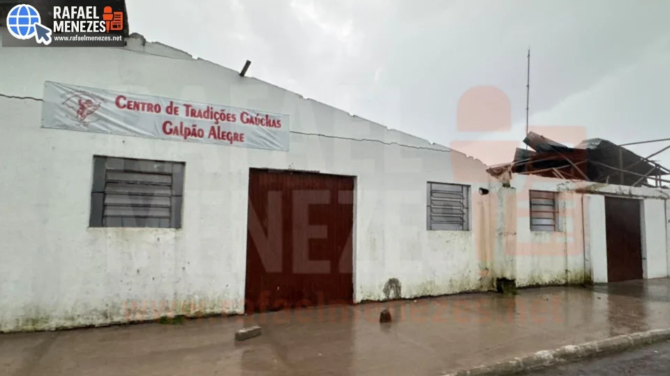 Vídeo - Temporal causa prejuízo de R$ 600 mil em CTG, destelha casas e derruba árvores em São Martinho da Serra