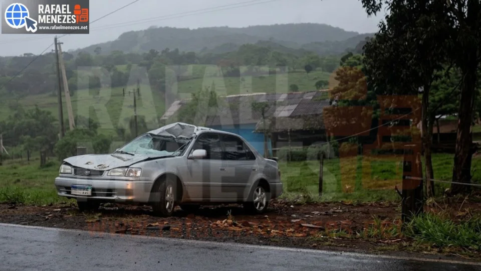 Motorista fica ferido após carro atropelar cavalo solto na ESR-516