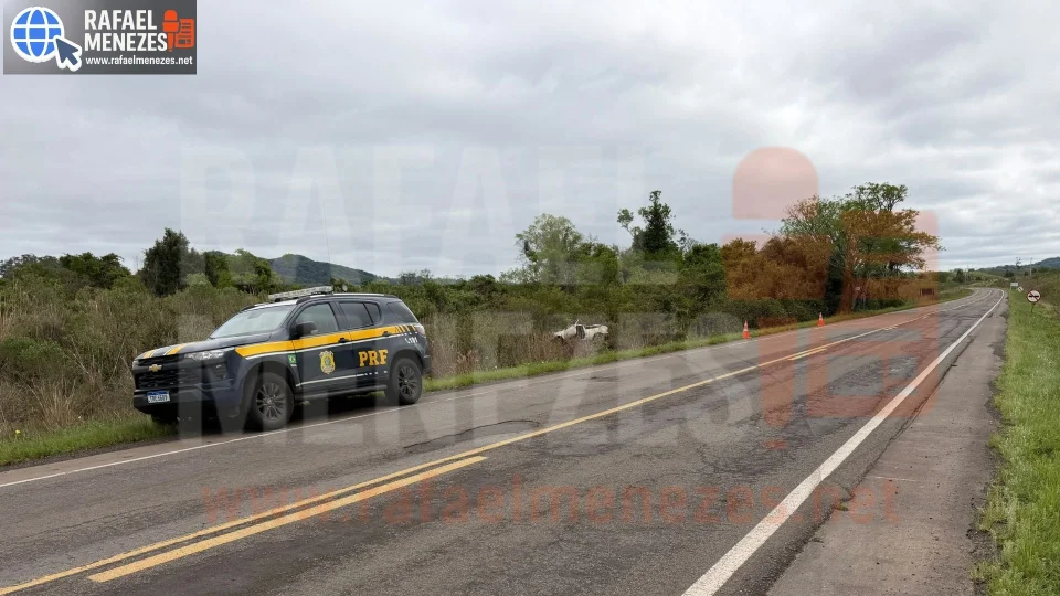 Motorista fica ferido após carro sair da pista e capotar na BR-287