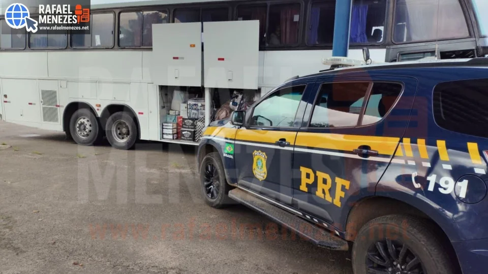 PRF apreende quase 3 mil perfumes e prende motorista de ônibus na BR-290 em Rosário do Sul