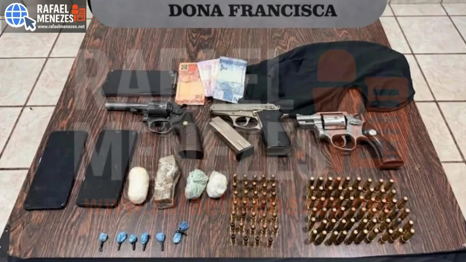 Dois jovens são presos e adolescente é apreendido com três armas e drogas em Dona Francisca