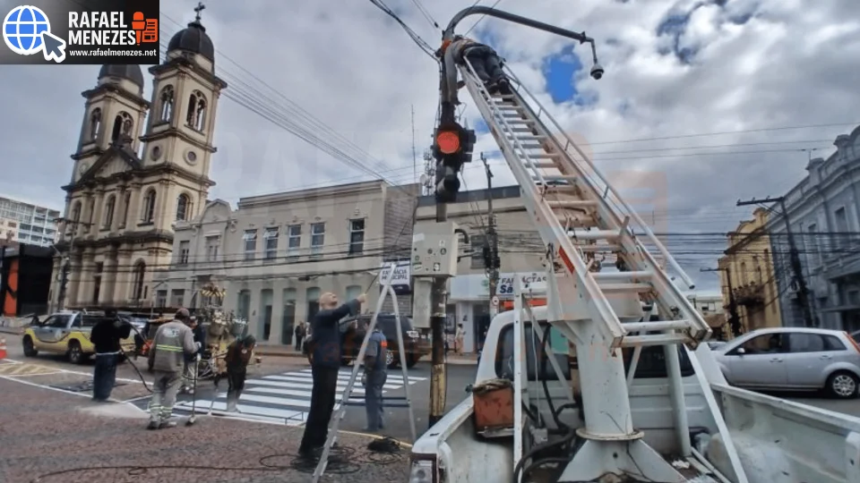 Santa Maria promove mudanças no trânsito da Avenida Rio Branco com novos semáforos para pedestres