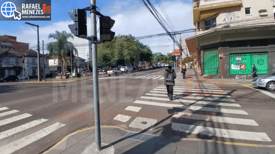 Semáforos para pedestres começam a ser instalados em cruzamento da Avenida Rio Branco em Santa Maria