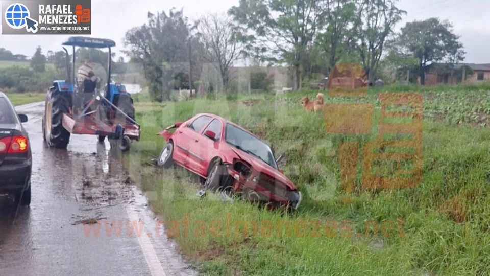 Carro sai da pista durante a chuva na ERS-149 em Restinga Sêca