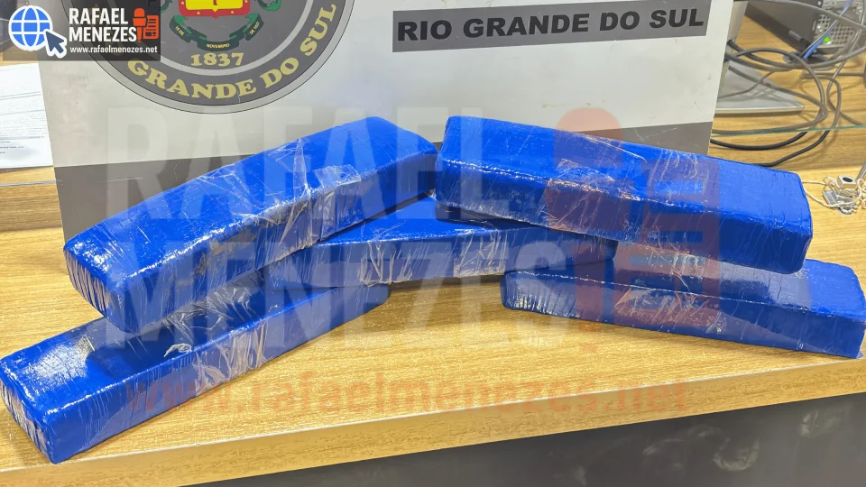 Tijolos de maconha são encontrados enterrados em imóvel abandonado em Santa Maria