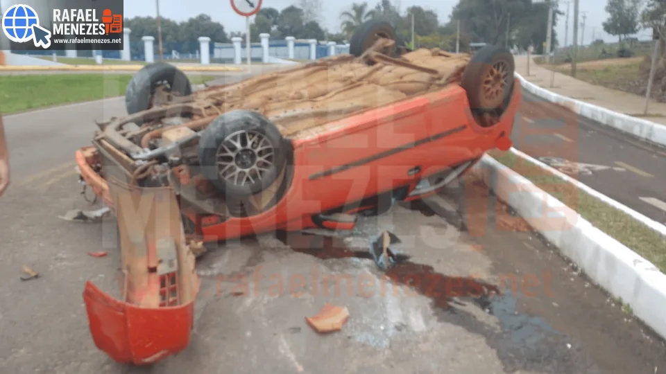 Motorista escapa ileso após pneus estourar e carro capotar em Restinga Sêca