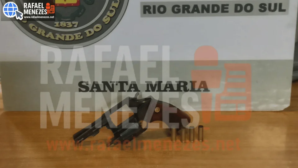 Jovem é preso com revólver furtado após denúncia de disparos em Santa Maria