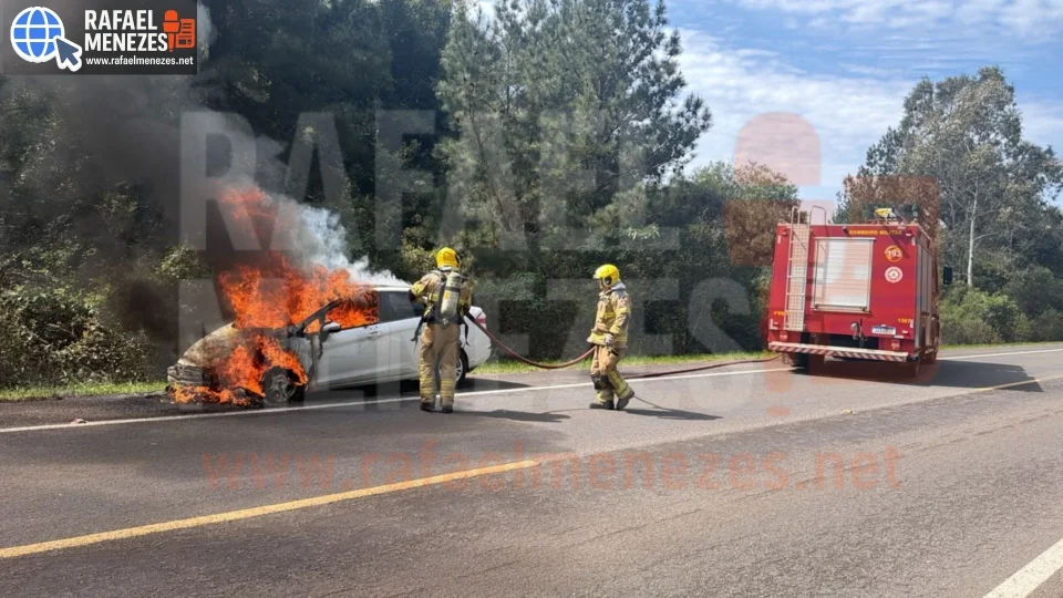 Veículo fica completamente destruído após incêndio na BR-287 em São Pedro do Sul