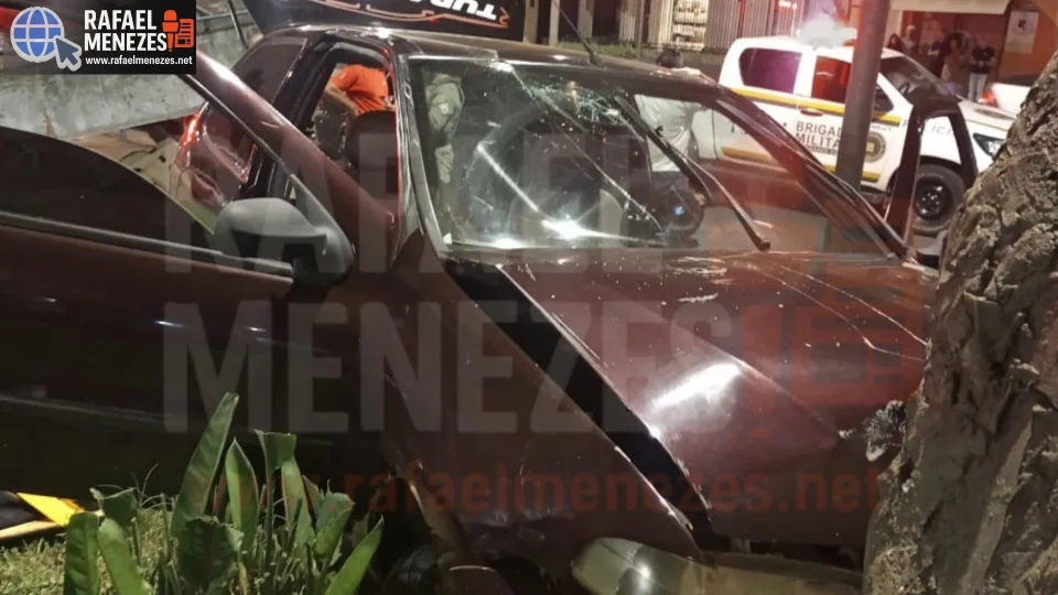 Carro sobe em calçada de praça, derruba parada de ônibus e deixa duas pessoas feridas em Tupanciretã