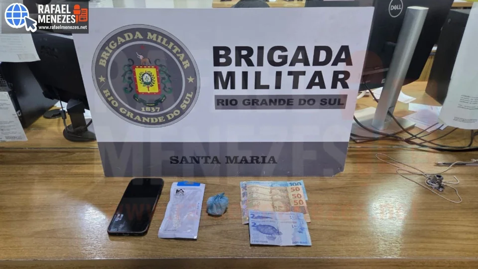VÍDEO - Homem é preso com cocaína após fugir da polícia e arremessar droga pela janela do carro em Santa Maria