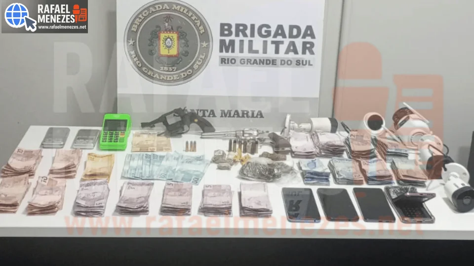 Homem é preso com dois revólveres, drogas, dinheiro e balanças de precisão em Santa Maria