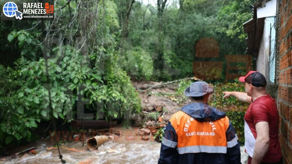 Deslizamento de terra atinge casas em Santa Maria