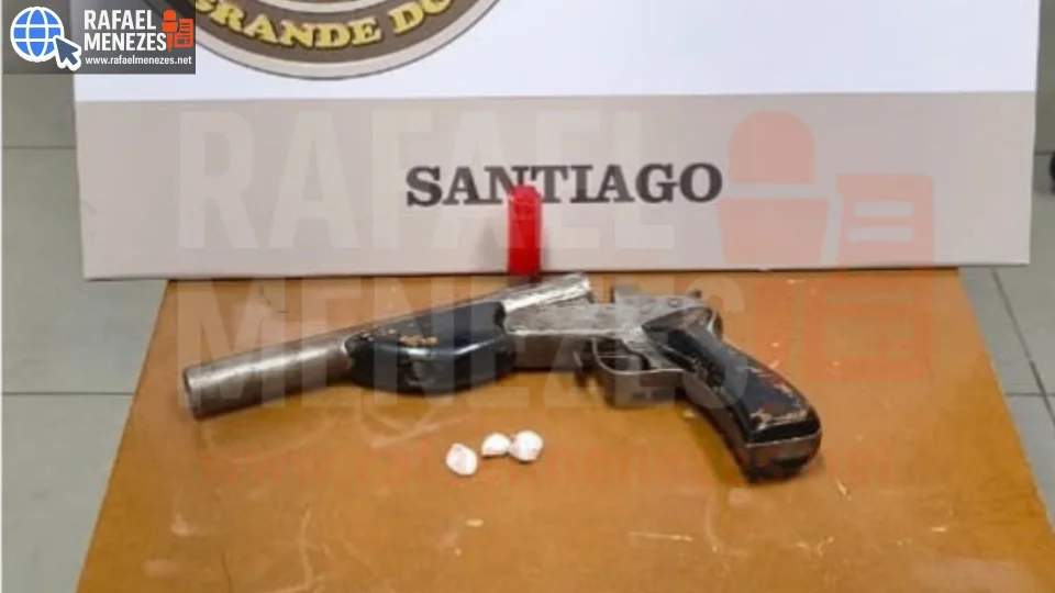 Homem é preso com cocaína após disparos de arma em Santiago