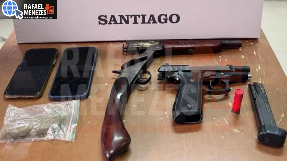 Dupla é presa com armas e droga ao desembarcar de ônibus em Santiago