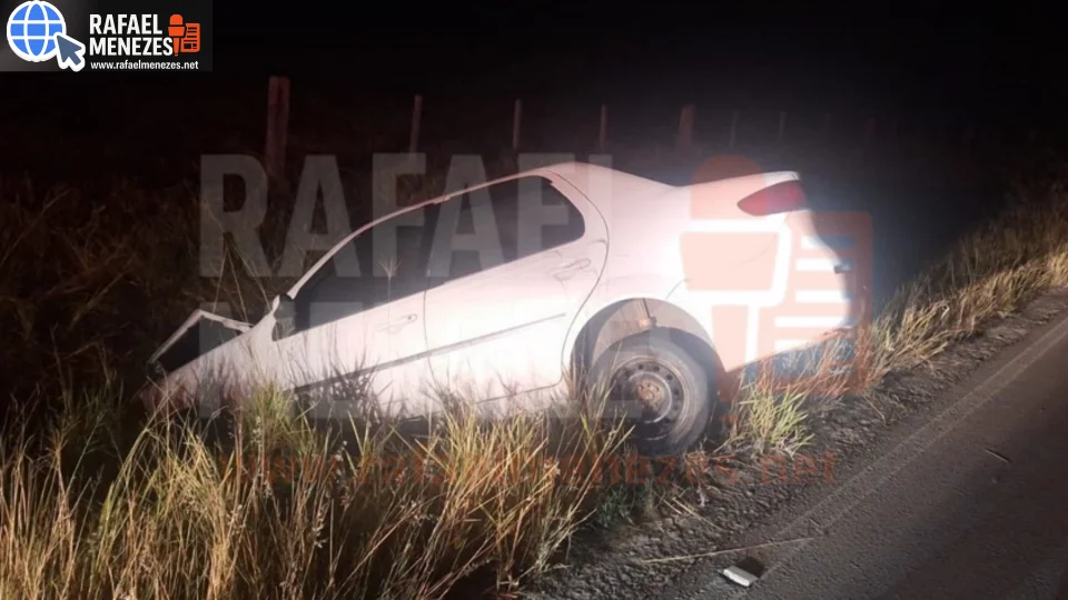 Veículo com placas de Santa Maria sai da pista na ERS-149 em Restinga Sêca