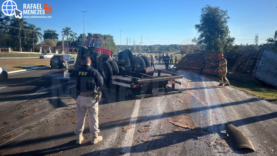 Caminhão tomba na BR-287 e trânsito fica em meia-pista em Santa Maria