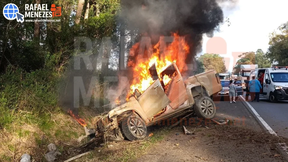 Caminhonete sai da pista e pega fogo na BR-392 em São Sepé; trânsito fica interrompido