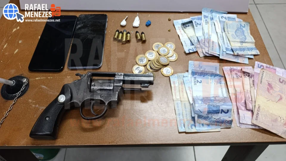 Duas mulheres e homem armado são presos por tráfico de drogas em Santiago