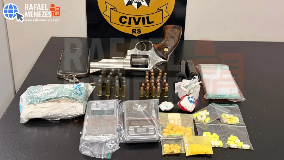 Jovem é preso ao tentar retirar drogas e arma de apartamento de suspeito detido no dia anterior em Santa Maria