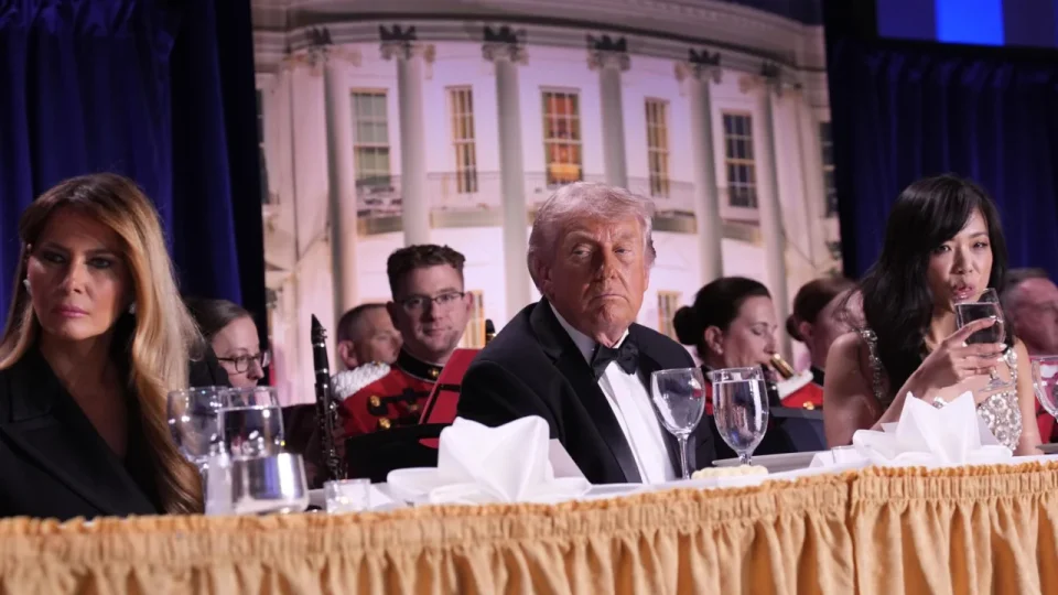 Trump é retirado às pressas de jantar com correspondentes após relato de disparos; agente fica ferido