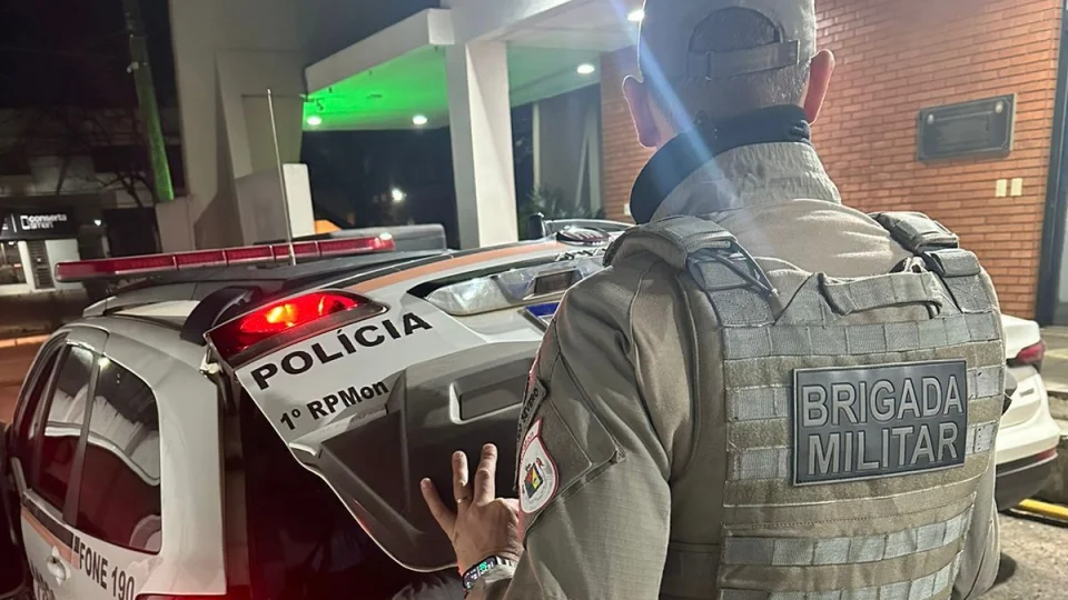Jovem é preso por tráfico de drogas após ocorrência de violência doméstica em Santa Maria