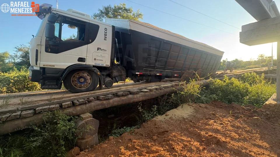 Ponte quebra e deixa caminhão preso com carga de arroz na divisa entre Santa Maria e São Gabriel