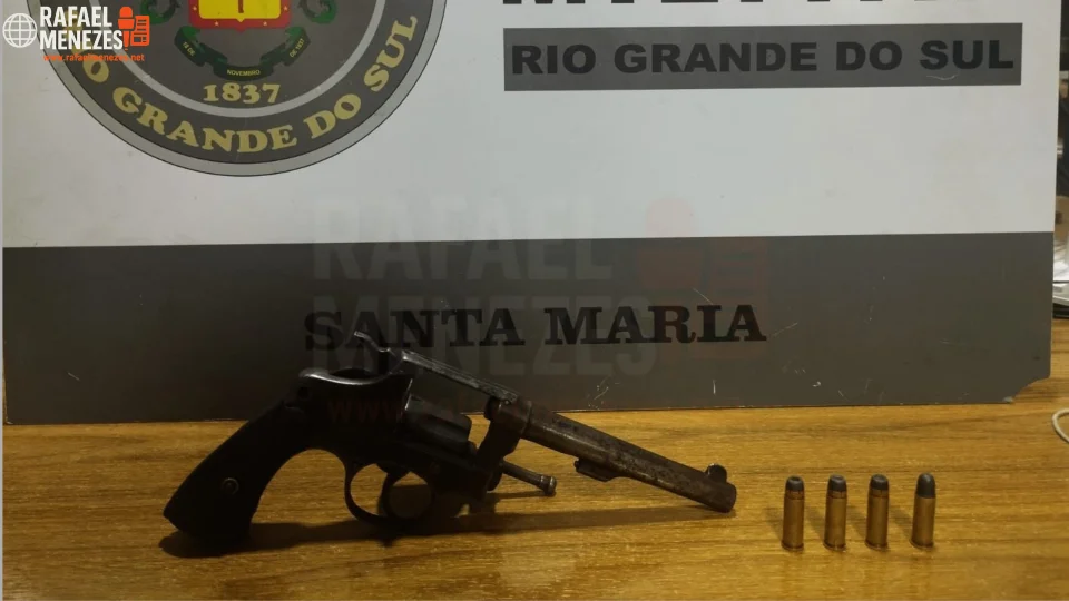 Adolescente de 17 anos é apreendido com revólver durante carnaval de rua em Santa Maria