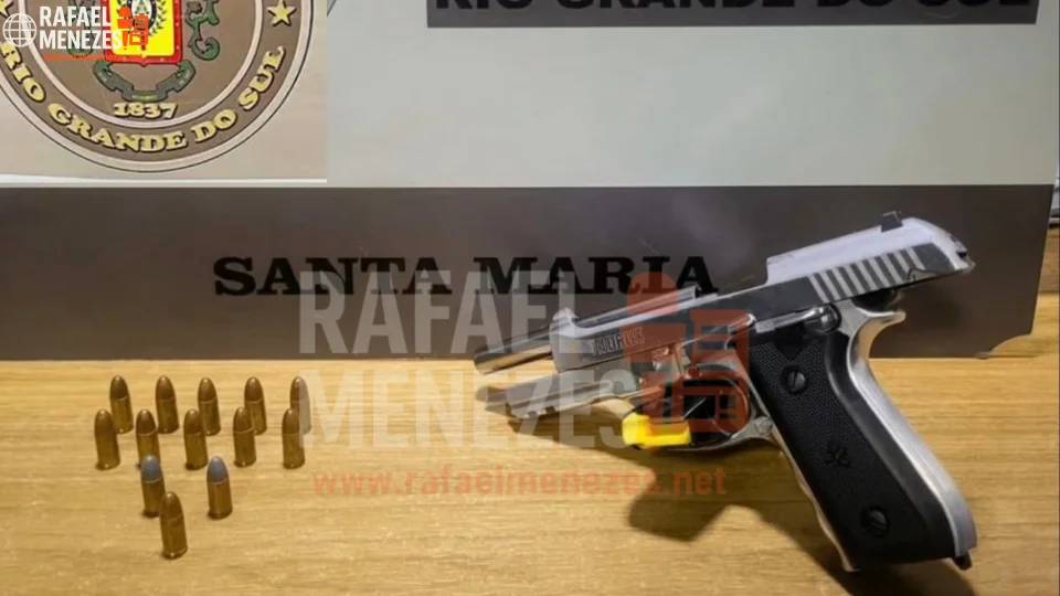 Jovem é preso com arma na companhia de adolescente dentro de motel em Santa Maria