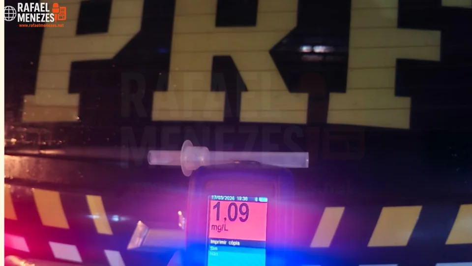 Motorista com carteira cassada é preso por embriaguez após colidir com caminhão na BR-290