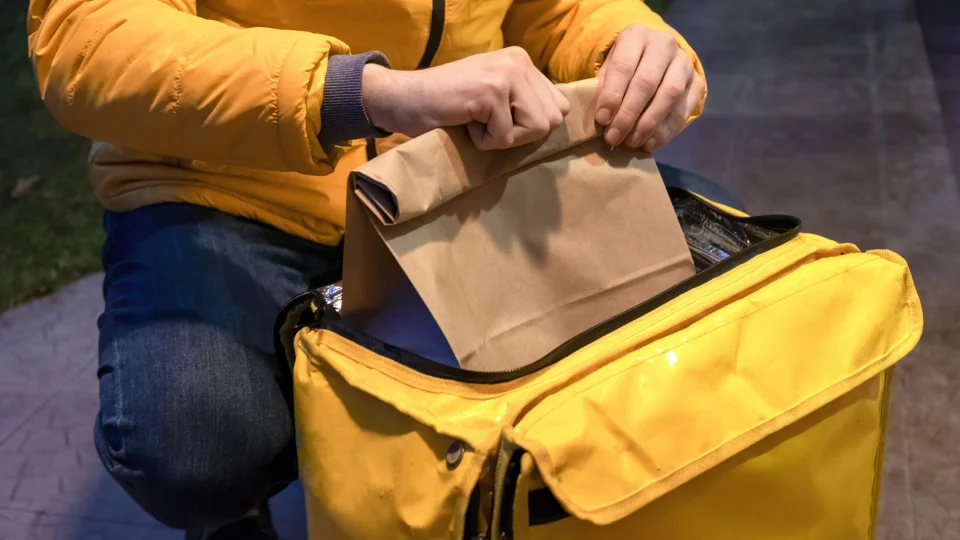 Entregador tem lanche roubado após ser ameaçado com faca durante entrega em Santa Maria