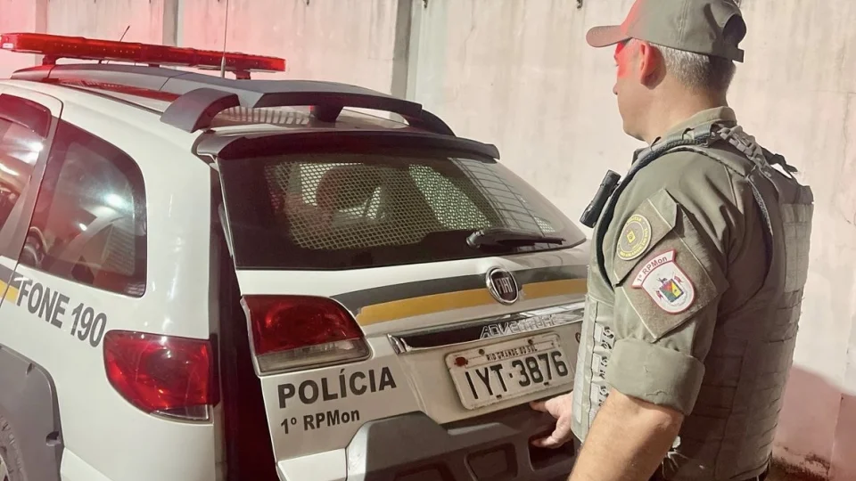 Homem é preso após descumprir medida protetiva e ser esfaqueado pela ex-companheira em São Martinho da Serra