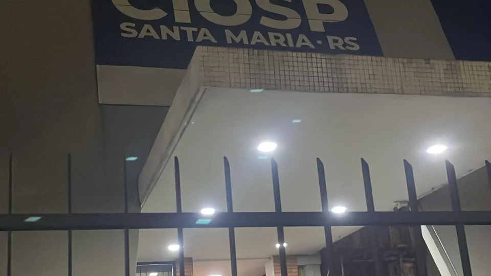 Jovem é presa após esfaquear companheira durante discussão em Santa Maria